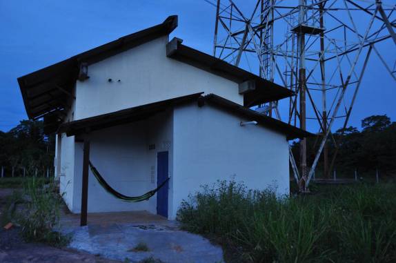 Minha rede já está estendida na casinha da Embratel, na BR-319, a rodovia que liga Manaus à Porto Velho